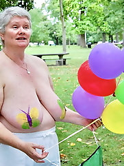 Mature mom is spreading legs