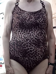 Kinky mature milf is getting pleasure on pictures