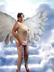 Seasoned ladies toes in and out of alluring stilettos